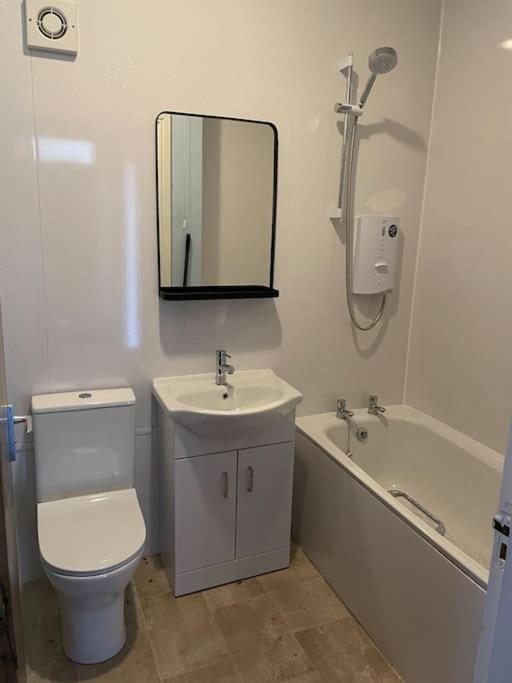 Spacious One Bedroom Flat, Entire Property. Greenock Exterior photo
